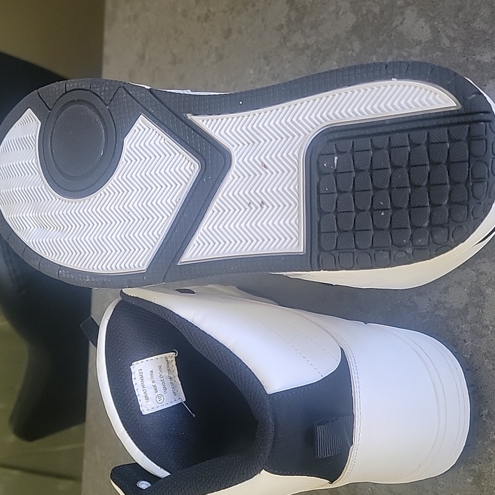 Athletic running shoes